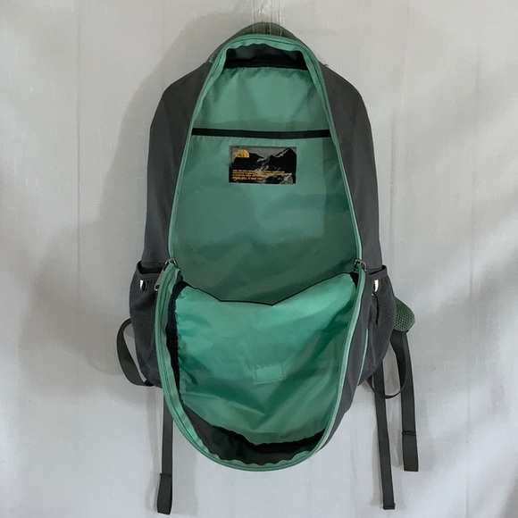 930 The North Face Jester Gray Backpack with laptop compartment - Picture 6 of 16